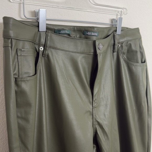 WILD FABLE Low Rise Flare Faux Leather Pants in Olive Sz 17 - Picture 4 of 7